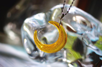 Amber Crescent ～ Moon Glow ～ 琥珀色が美しいスタイリッシュな細身の三日月。 ラフォルム ガラスジュエリー ガラスアクセサリー