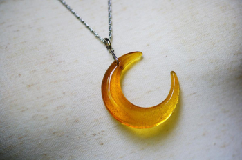 Amber Crescent ～ Moon Glow ～ 表裏立体リバーシブルの三日月フォルム。 ラフォルム ガラスジュエリー ガラスアクセサリー