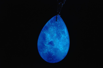 雪原に煌く夢 ～ Night light ～ 神秘的な青い光を放つ蓄光加工を施しました。 ラフォルム ガラスジュエリー ガラスアクセサリー