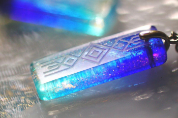 Blue Mirage ブルーのグラデーションを施した、両耳用オーダーメイドプレートタイプピアス。 ラフォルム ガラスジュエリー ガラスアクセサリー