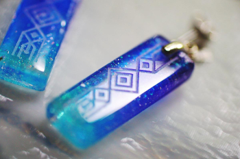 Blue Mirage 表面には幾何学模様を彫刻いたしました。 ラフォルム ガラスジュエリー ガラスアクセサリー