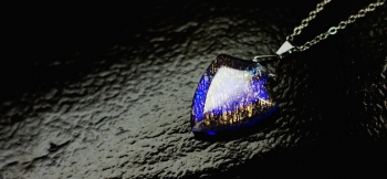 ラフォルム ガラスジュエリー ガラスアクセサリー Perseus's proof ～ Quasar ～ コバルトブルー(ロイヤルブルー)をベースにした素敵なエンブレムフォルムペンダントです。内部には、大変美しいレインボーラメが眩いほどに煌くペンダン…