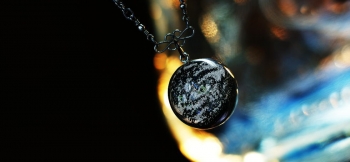 ラフォルム ガラスジュエリー ガラスアクセサリー Existence galaxy 大宇宙に浮かぶ銀河に夢を馳せ、その存在を小さなガラスの中に閉じ込めてみました。大宇宙はブルーに細かく輝くラメで表現し、白く輝く銀河を純銀パウダーで表現してみました。…