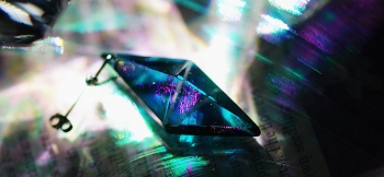 ラフォルム ガラスジュエリー ガラスアクセサリー Parallelogram dream 世界にひとつ、平行四辺形の特別な五面体片耳ピアス。アクアマリンブルーをベースに、内部に神秘的な煌き。さらに、2本の淡い不透明のピンクのラインが、"3つの三角形…