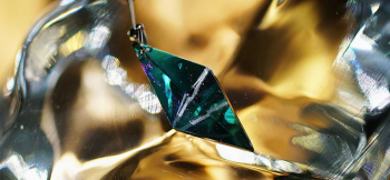 Parallelogram dream 辺の長さが異なる平行四辺形の五面体片耳用ピアス。 ラフォルム ガラスジュエリー ガラスアクセサリー