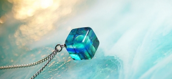 ラフォルム ガラスジュエリー ガラスアクセサリー かんたん封入ペンダント / Sparkle sea cube 見る角度で表情を変える立方体フォルム。その内部にはブルーの濃淡と優しいラメが煌きます。内部空間に「思い出の大切なもの」を封入頂ける世界に…