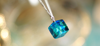 かんたん封入ペンダント / Sparkle sea cube 見る角度で表情を変える立方体のフォルム。 ラフォルム ガラスジュエリー ガラスアクセサリー