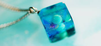 かんたん封入ペンダント / Sparkle sea cube ブルーの濃淡と優しいラメの素敵なペンダントです。 ラフォルム ガラスジュエリー ガラスアクセサリー