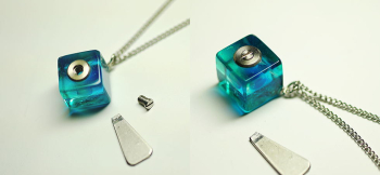 かんたん封入ペンダント / Sparkle sea cube 内部に「思い出の大切なもの」を封入頂けるメモリアルペンダントです。 ラフォルム ガラスジュエリー ガラスアクセサリー