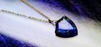 Perseus's proof ～ Blue star ～ エンブレムの素敵なフォルムと輝き。表面は、深いカットを施しています。 ラフォルム ガラスジュエリー ガラスアクセサリー