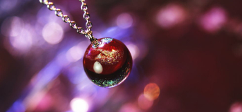 Planet of desired ～ Garnet ～ 数種類のダイクロ偏光ガラスを使用しています。 ラフォルム ガラスジュエリー ガラスアクセサリー