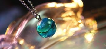 ラフォルム ガラスジュエリー ガラスアクセサリー Planet of desired ～ Blue ～ 水の惑星を小さくしたイメージの球体タイプのネックレスです。淡いブルー系の濃淡をベースに、ガラスの王様と呼ばれているダイクロ偏光ガラスを数種類使用…