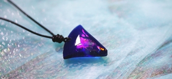 ラフォルム ガラスジュエリー ガラスアクセサリー True Triangle ～ Arrowhead ～ 普遍的な正三角形。サイドをカットしアレンジを加えた矢尻のようなフォルム。コバルトブルーをベースカラーにラメの煌きを施したシンプルなオリジナルペ…