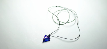 True Triangle ～ Arrowhead ～ 本牛革丸コード。長さ調整自在です。 ラフォルム ガラスジュエリー ガラスアクセサリー