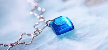 ラフォルム ガラスジュエリー ガラスアクセサリー Island blue jewel 爽やかなターコイズブルーの強い煌きを閉じ込めた印象的なペンダントです。内部の「ダイクロ偏光ガラス」の煌きと表面周囲のカットに光を反射して、美しく煌きます。オリジナ…