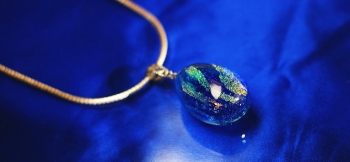 ラフォルム ガラスジュエリー ガラスアクセサリー Sea Egg 美しい海の煌きを閉じ込めた海のたまご。ブルーの濃淡と美しいダイクロ偏光ガラスの煌きが大変神秘的で存在感のある素敵なペンダントです。
たまごの内部には神秘的なコバルトブルーが核となり…