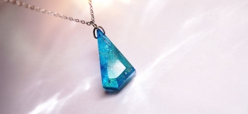 ラフォルム ガラスジュエリー ガラスアクセサリー セノーテの煌き ～ Aqua blue ～ 『セノーテの煌き』をベースにした左右非対称のフォルムに、より淡い色合いの「アクブアブルー」を使用してお作りいたしました。暗闇でも神秘的な蓄光の光をお楽しみ…