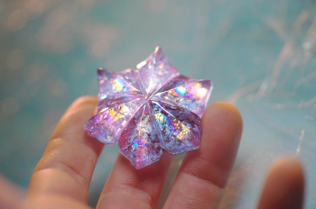 ラフォルム ガラスジュエリー ガラスアクセサリー 静寂の紫花・オブジェ ～ やすらぎの花 ～ 雪の結晶のような、ふっくらと咲いたひとひらの花。それは「大切な想い」をそっと抱いた、世界にひとつのメモリアルオブジェです。

本作は、“静寂の紫花”シ…