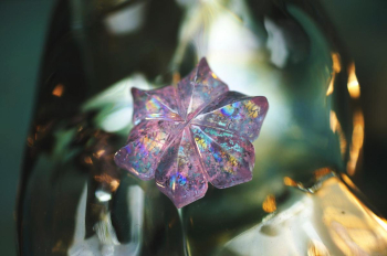 静寂の紫花・オブジェ ～ やすらぎの花 ～ やさしいラベンダーカラーが包み込む、静かな想い。煌きの奥に、記憶が宿ります。 ラフォルム ガラスジュエリー ガラスアクセサリー