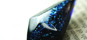 ラフォルム ガラスジュエリー ガラスアクセサリー Sparkle blue diamond オーソドックスなダイヤ型のフォルムの内部には、大変美しいブルーの無数のラメがまるで満天の星空のように煌きます。ベースには濃い目のブルーを使用していますが、一…