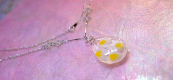 Full bloom ～ Drop ～ 可愛らしい小花を閉じ込めたドロップタイプネックレス。 ラフォルム ガラスジュエリー ガラスアクセサリー