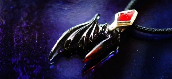 ラフォルム ガラスジュエリー ガラスアクセサリー BLOOD BAT ～ Nice gentleman ～ 憧れのキャラクターのイメージを体現した、世界にひとつの印象的なコラボレーションペンダントが完成いたしました。透明色のブラックをベースに、鋭く…
