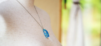 Aqua crystal world 50cmのチェーン付。(長さの変更もお受け可能です。) ラフォルム ガラスジュエリー ガラスアクセサリー