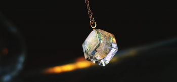 ラフォルム ガラスジュエリー ガラスアクセサリー Sparkling cube 存在感のある、立方体フォルムのペンダントです。透明感のあるクリアーの内部には、ガラスの王様と呼ばれるダイクロ偏光ガラスをふんだんに使用し、神秘的な蓄光も施しました。太陽…