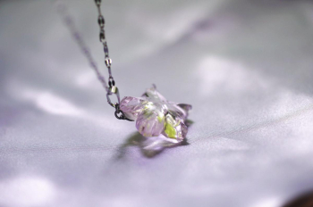 瑠璃の一輪桜・春風 ～ 遥かなるぬくもり ～ ほんのりと金色のラメが煌きます。 ラフォルム ガラスジュエリー ガラスアクセサリー