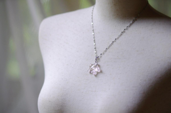 瑠璃の一輪桜・春風 ～ 遥かなるぬくもり ～ 世界にひとつのさくらペンダント。 ラフォルム ガラスジュエリー ガラスアクセサリー