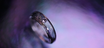 ラフォルム ガラスジュエリー ガラスアクセサリー Engagement ring (From Y to A) グレーの透明色をベースカラーに、煌きのある各種素材と共に蓄光加工を施した世界にひとつの大切なリングが完成いたしました。10号で細身のガラス…