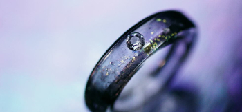 Engagement ring (From Y to A) グレーの透明色をベースに、中央に1石のカットルースを設置しました。 ラフォルム ガラスジュエリー ガラスアクセサリー
