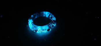 Engagement ring (From Y to A) 暗闇では優しい蓄光の光をお楽しみいただけます。 ラフォルム ガラスジュエリー ガラスアクセサリー