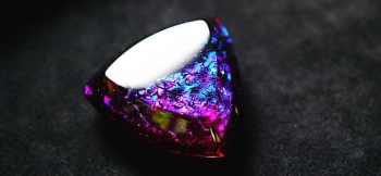 ラフォルム ガラスジュエリー ガラスアクセサリー INFINITY JEWEL UNIVERSE 最高級の美しい色合いと煌き、そして存在感や重量感を併せ持った、世界にひとつのオリジナルオブジェが完成いたしました。丸みを持たせた正三角形のピック型のフ…