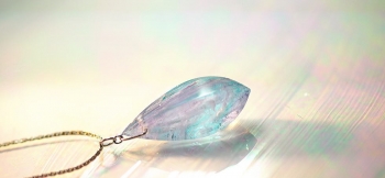 ラフォルム ガラスジュエリー ガラスアクセサリー Fascination polyhedral drops カーブした4面から構成されるスタイリッシュで立体的なしずく。縦長でやや存在感のあるサイズの内部には、紫外線の強さでパウダーブルーから赤紫系の…