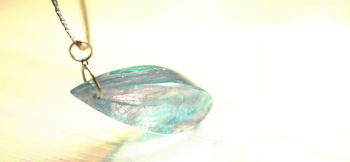Fascination polyhedral drops 紫外線の強さにより色合いを変える美しいイメージ。 ラフォルム ガラスジュエリー ガラスアクセサリー