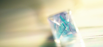 Fascination polyhedral drops 曲面による美しい面造形、底面からは四角形に見えます。 ラフォルム ガラスジュエリー ガラスアクセサリー