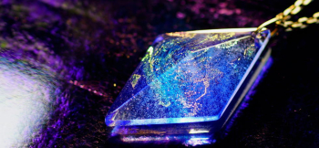 Pure dream ～ 青き虹色の夢 ～ 見る角度や光の当たり方で内部の煌きの表情が変わります。 ラフォルム ガラスジュエリー ガラスアクセサリー