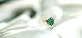 Eyes of my heart 優しい青緑系色のとても小さなハート形トップにメモリアル封入した逸品。 ラフォルム ガラスジュエリー ガラスアクセサリー