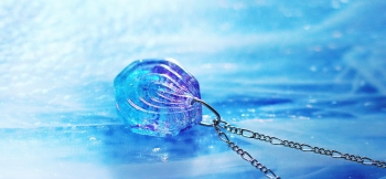 ラフォルム ガラスジュエリー ガラスアクセサリー 魅惑の煌鱗 ～ Blue ocean ～ 煌く神秘的な鱗をモチーフにした世界にひとつのオリジナルペンダントが完成いたしました。淡いブルーグリーン系～パープル系のランダムな色のグラデーションの色合いと…