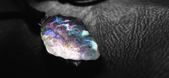 ラフォルム ガラスジュエリー ガラスアクセサリー 愛の宇宙 ～ Radiance ～ 美しいダイクロ偏光ガラスと眩いばかりに光を放つ蓄光加工を施した、存在感あふれるアイスロックタイプペンダントです。ダイクロ偏光ガラスの輝きは大変美しく、蓄光の光はホ…