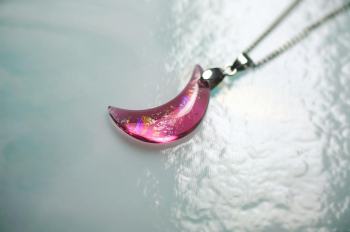ラフォルム ガラスジュエリー ガラスアクセサリー Ruby moon ～ Dream Journey ～ 虹のようにきらめくルビーのような紅色に、幻想的なレインボーラメを閉じ込めた三日月のペンダント。胸元でそっと揺れる月が、夜空の旅へとあなたを誘い…