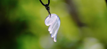Angel's wing 流れのある半透明ホワイトの優しいベースカラー。 ラフォルム ガラスジュエリー ガラスアクセサリー