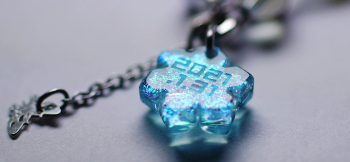 Snow princess ~ Charming bracelet ~ 裏面側に文字彫刻を施しています。 ラフォルム ガラスジュエリー ガラスアクセサリー