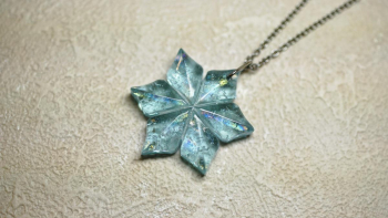 静寂の紫花 ～ 遺愛のこころ ～ 優しいブルー系の色合いに見えるシーン。 ラフォルム ガラスジュエリー ガラスアクセサリー