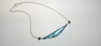 ラフォルム ガラスジュエリー ガラスアクセサリー Majestic wing 左右に伸びやかに広げられた翼のフォルム。紫外線によって色あいが変化するネオラベンダーをベースに、パープル系の色合いとゴールドの優しいラメの煌きをマーブル模様で施しました。…
