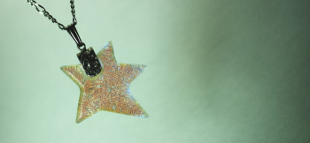 真冬のShootingStar ～ 魅惑の星 ～ 様々な偏光色の内、マゼンタとイエローに移り変わる一瞬です。 ラフォルム ガラスジュエリー ガラスアクセサリー