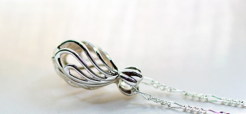 かごペンダント ・ しずく(ツイスト)【Silver925製】 美しいフォルムと光沢のあるSilver925製かごペンダントです。高級感があります。 ラフォルム ガラスジュエリー ガラスアクセサリー