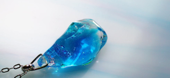 水鏡の結晶 ターコイズブルーの色味の中にランダムで繊細な煌き。 ラフォルム ガラスジュエリー ガラスアクセサリー