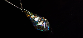 銀河に煌く流星群 見る角度や光の当たり方で、様々な煌きに変化します。 ラフォルム ガラスジュエリー ガラスアクセサリー